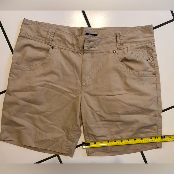 Ladies size 14 Cabellas brand walking/hiking/dress shorts in khaki - Picture 7 of 10